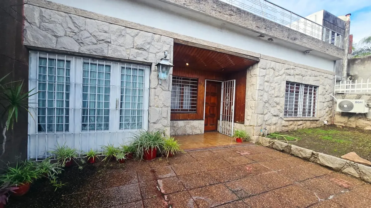 Two-bedroom apartment with garage in Ramos Mejía