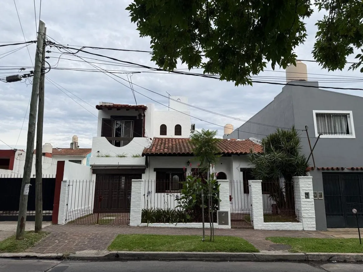 Casa de 4 ambientes con garage cubierto y patio con parrilla en Boulogne