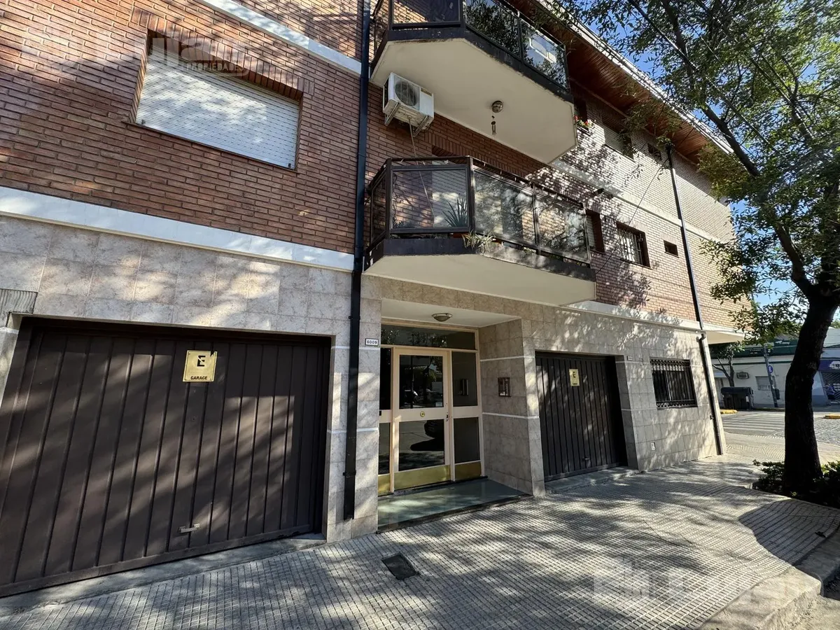 Apartamento de dois ambientes com varanda de frente em Liniers