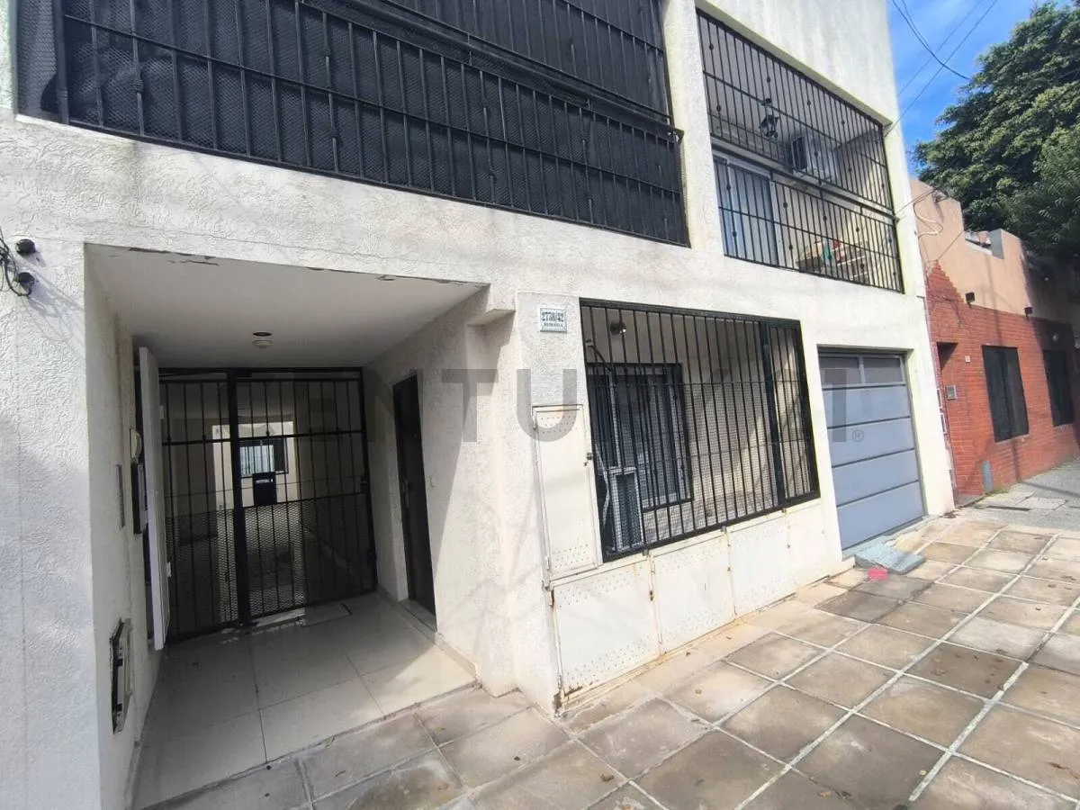 Monoambiente en planta baja con jardín en Villa del Parque