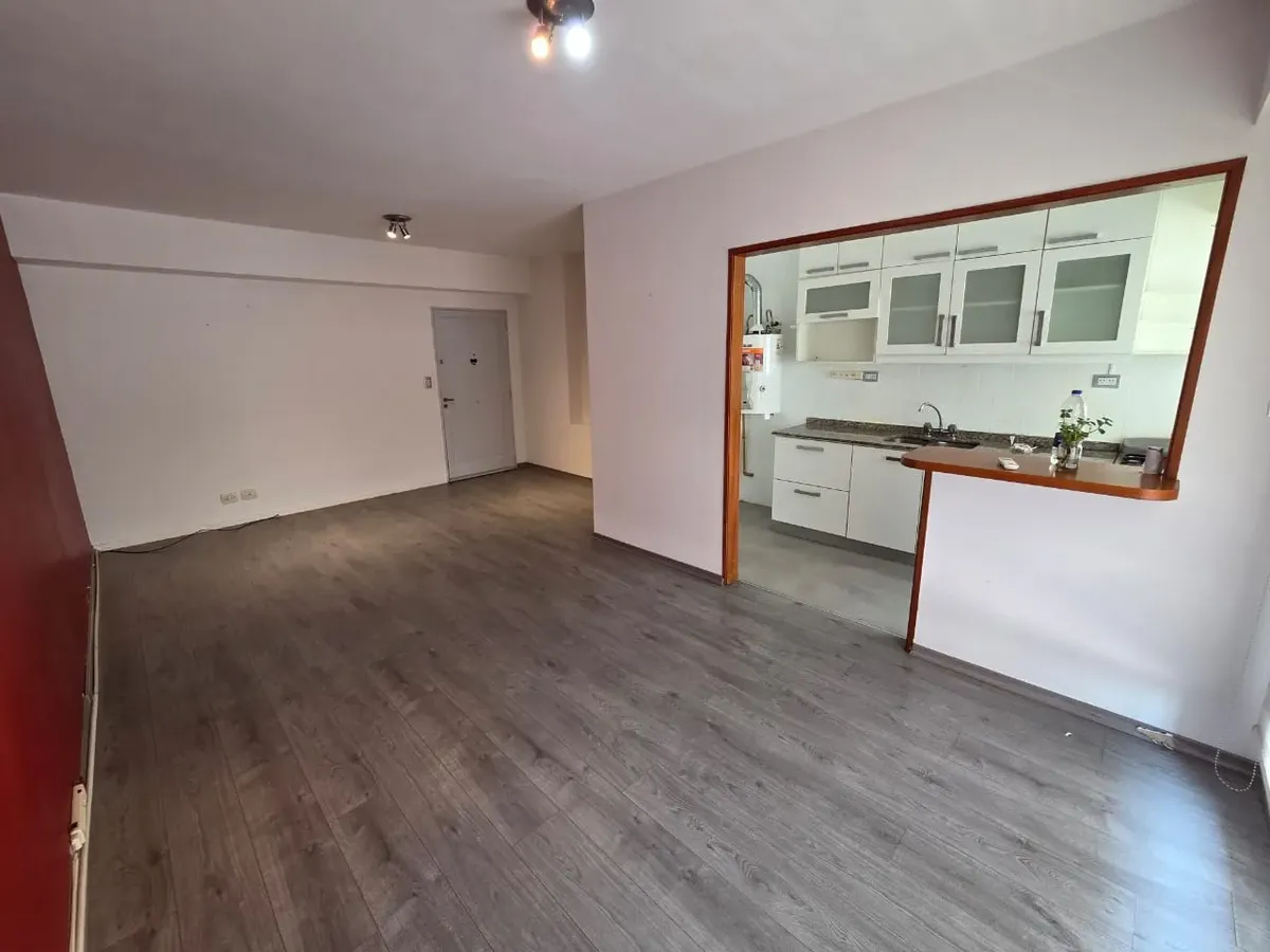 Unfurnished three-room apartment in Palermo with balcony