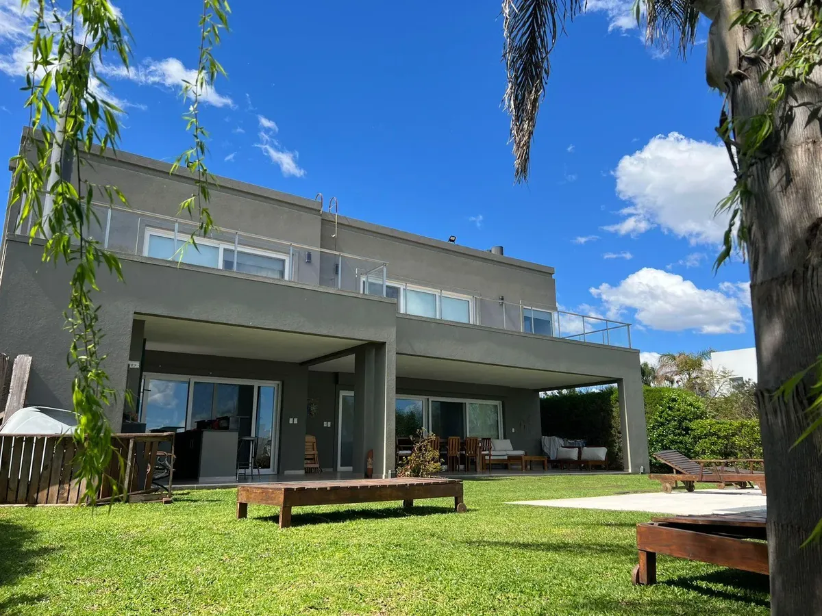 Two-storey five-bedroom house with pool in Los Alisos, Tigre
