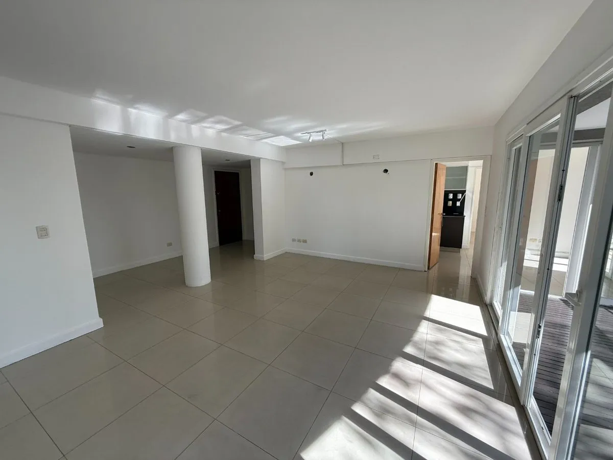 Three-bedroom apartment with service quarters in Acassuso