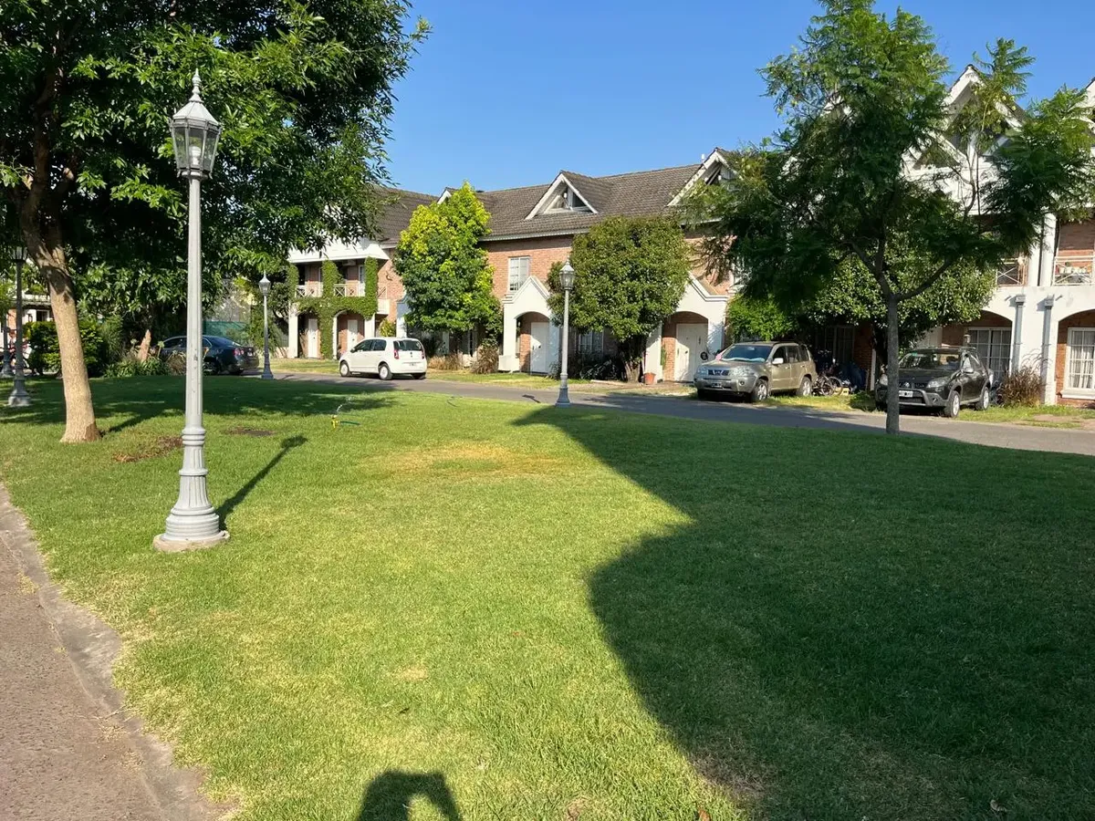 Triplex de 4 ambientes com 3 dormitórios em Hurlingham