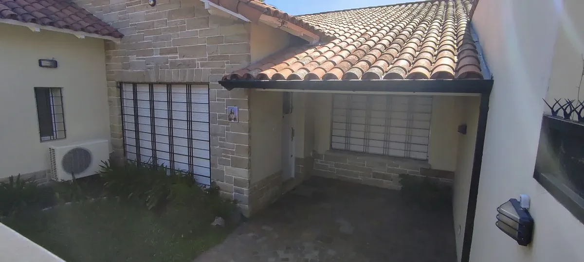 Casa térrea de 3 dormitórios com jardim, piscina e garagem em Olivos