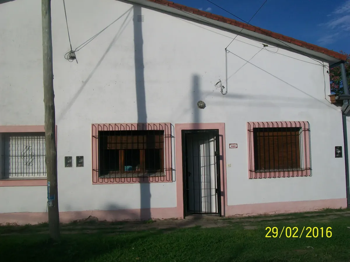 Dpto Con Acceso A La Calle, Sobre Asfalto, A 50 Mts Colectivo, A 12 Cuadras De La Estacion, Agua Caliente, Un Dormitorio, Cocina Comedor Con Mesada,bajo Mesada, Alacena, Spar, Lavadero