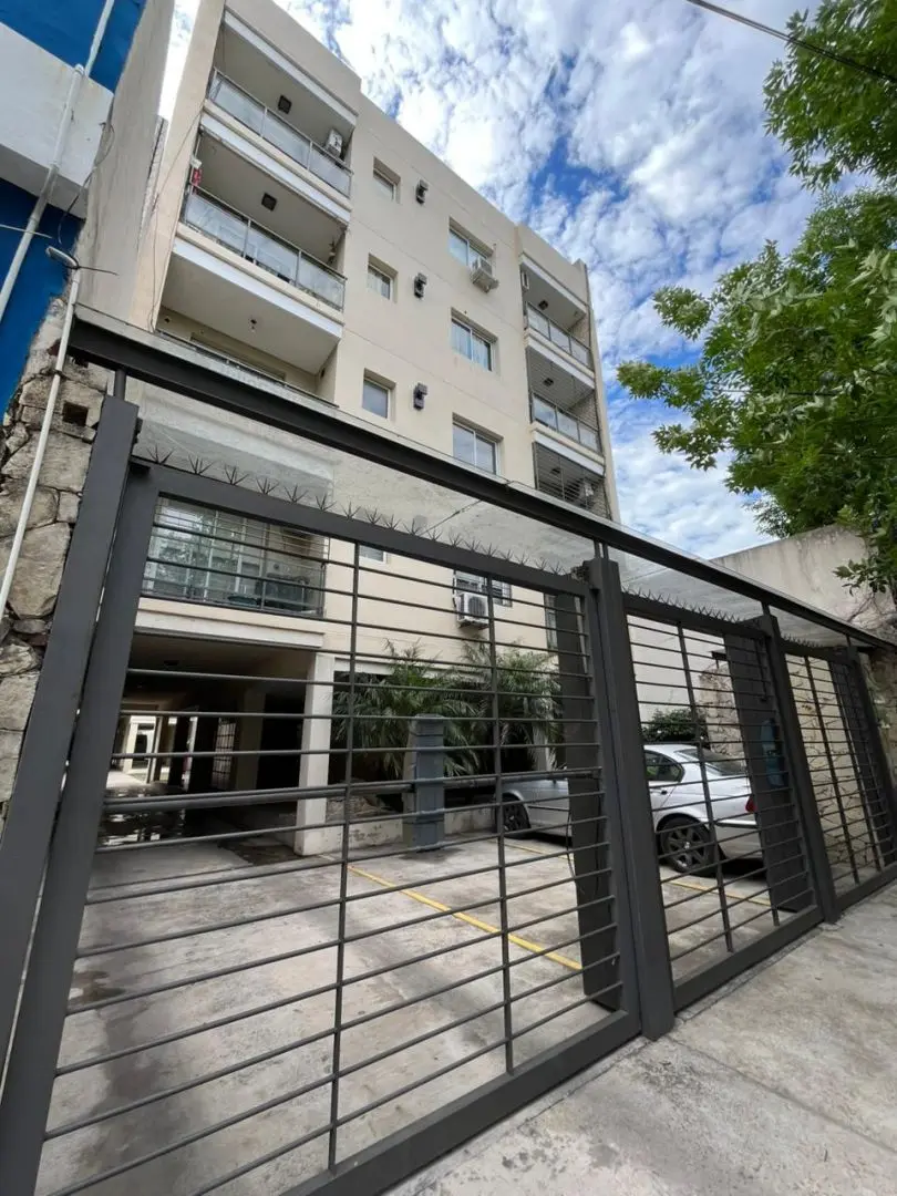Apartamento de 2 ambientes com vaga em Castelar