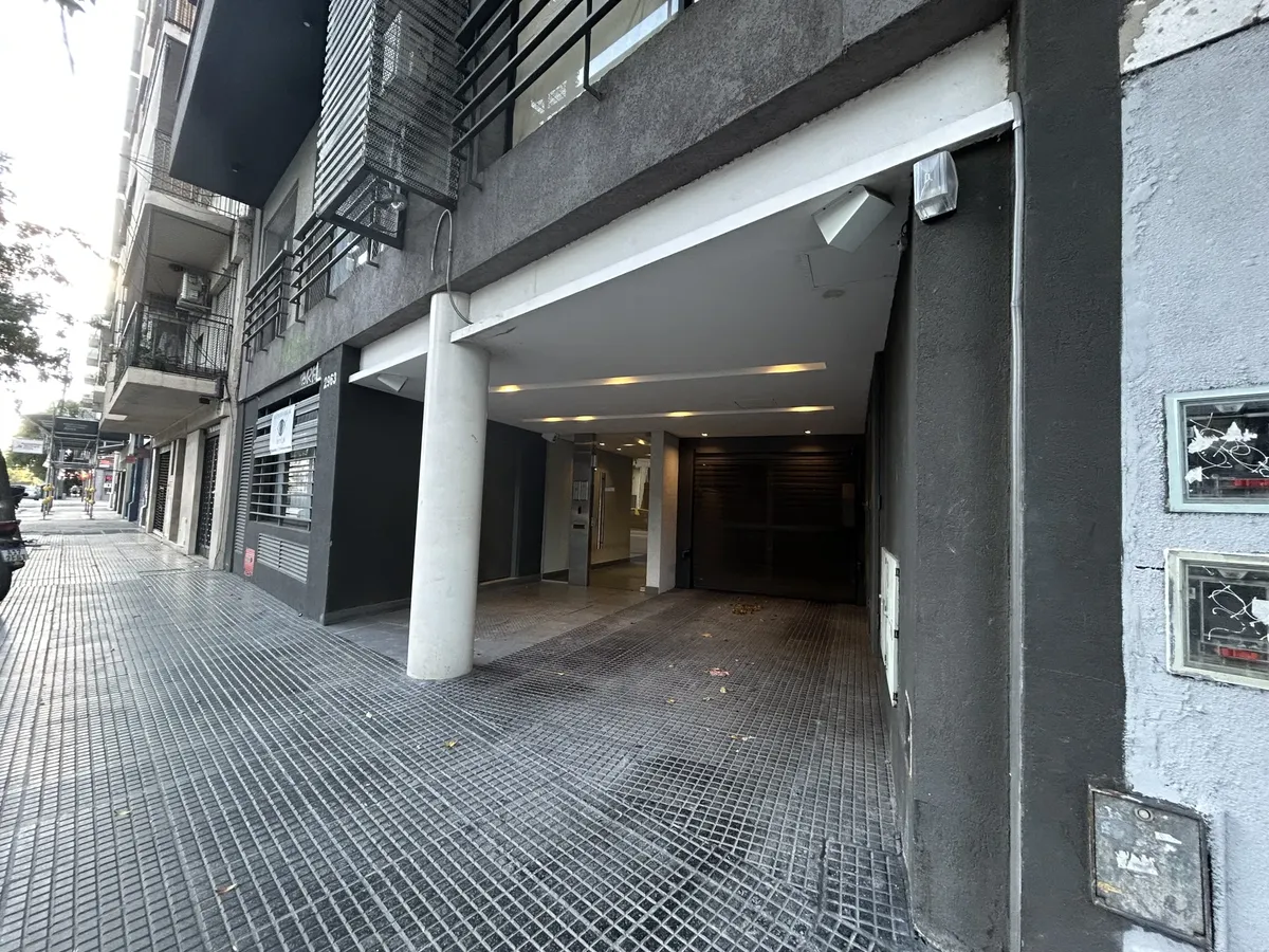 Alquiler Monoamb Al Frente Con Balcón, Sum Y Terraza