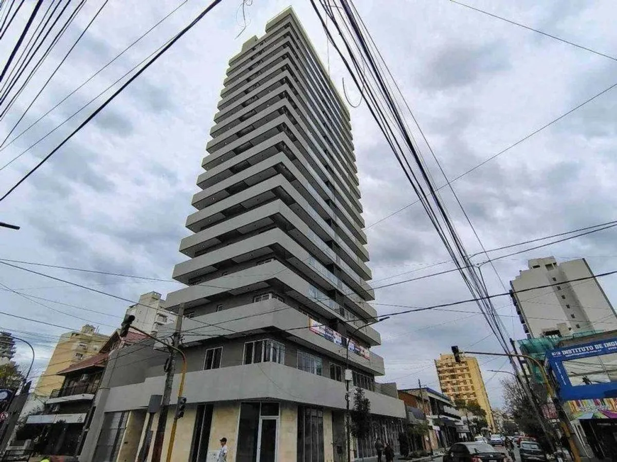 Apartamento de 2 ambientes com vaga de garagem coberta em Lanús Este