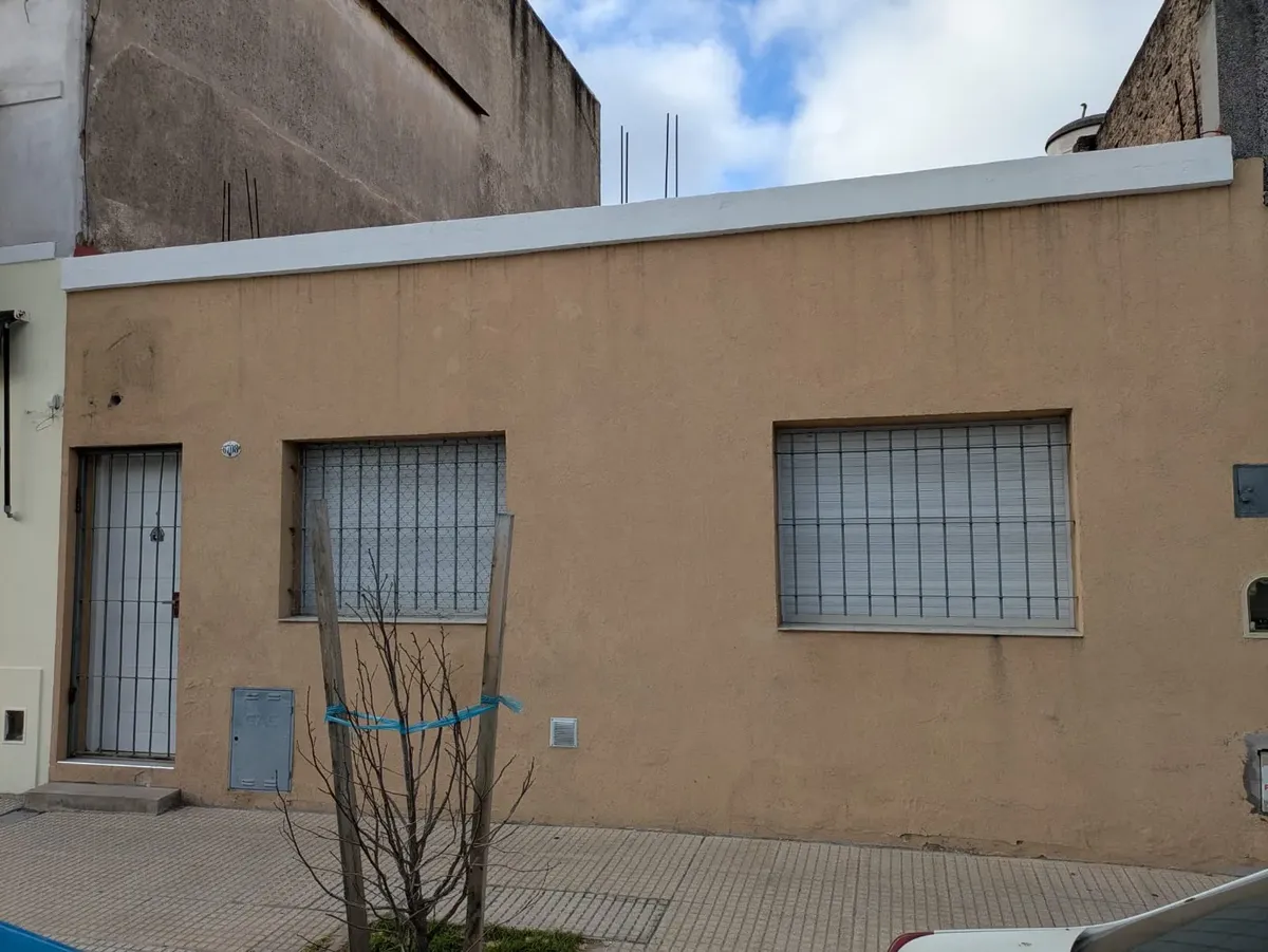 PH de três ambientes com pátio no térreo em frente a rua