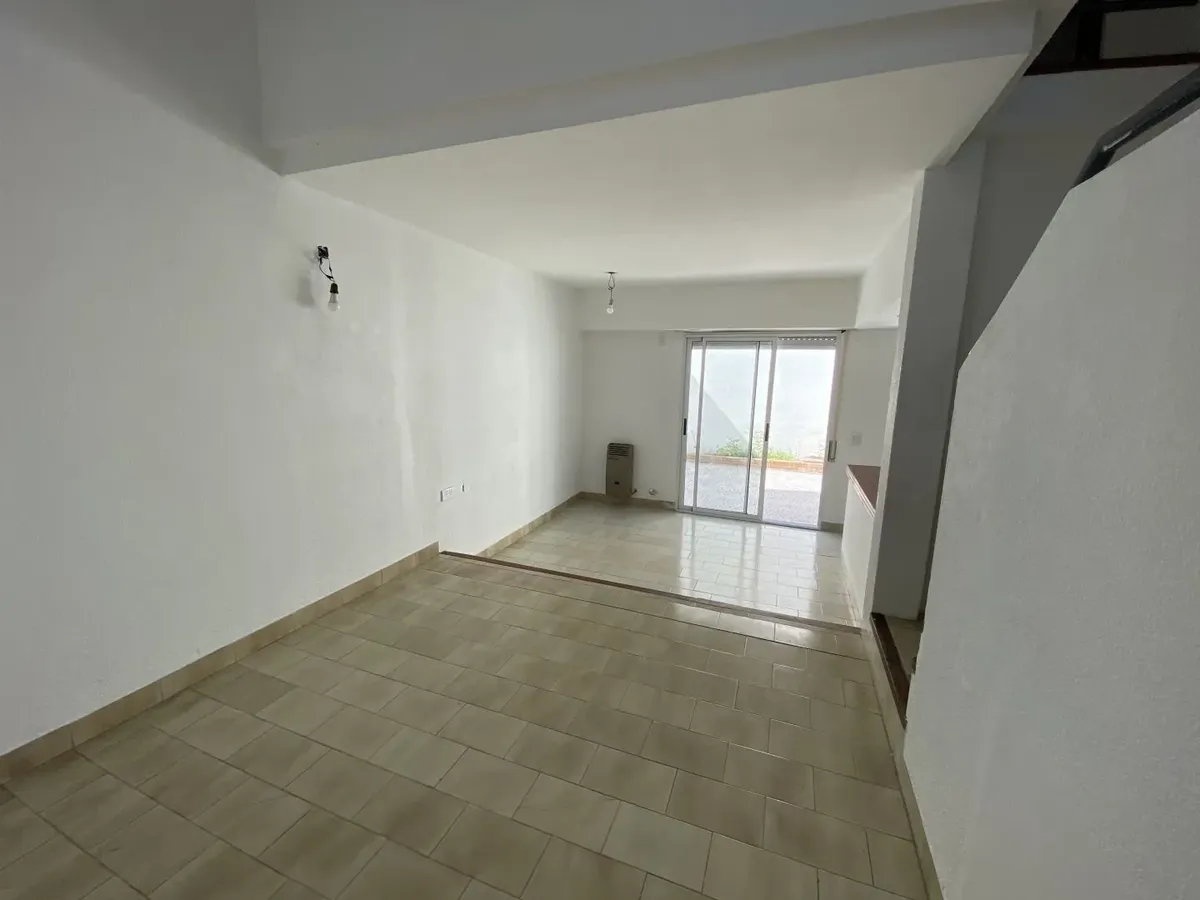Apartamento duplex de 1 quarto com pátio em La Plata