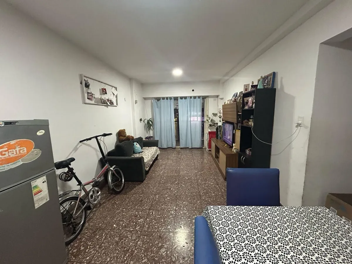 Departamento de 3 ambientes con balcón y patio en Flores
