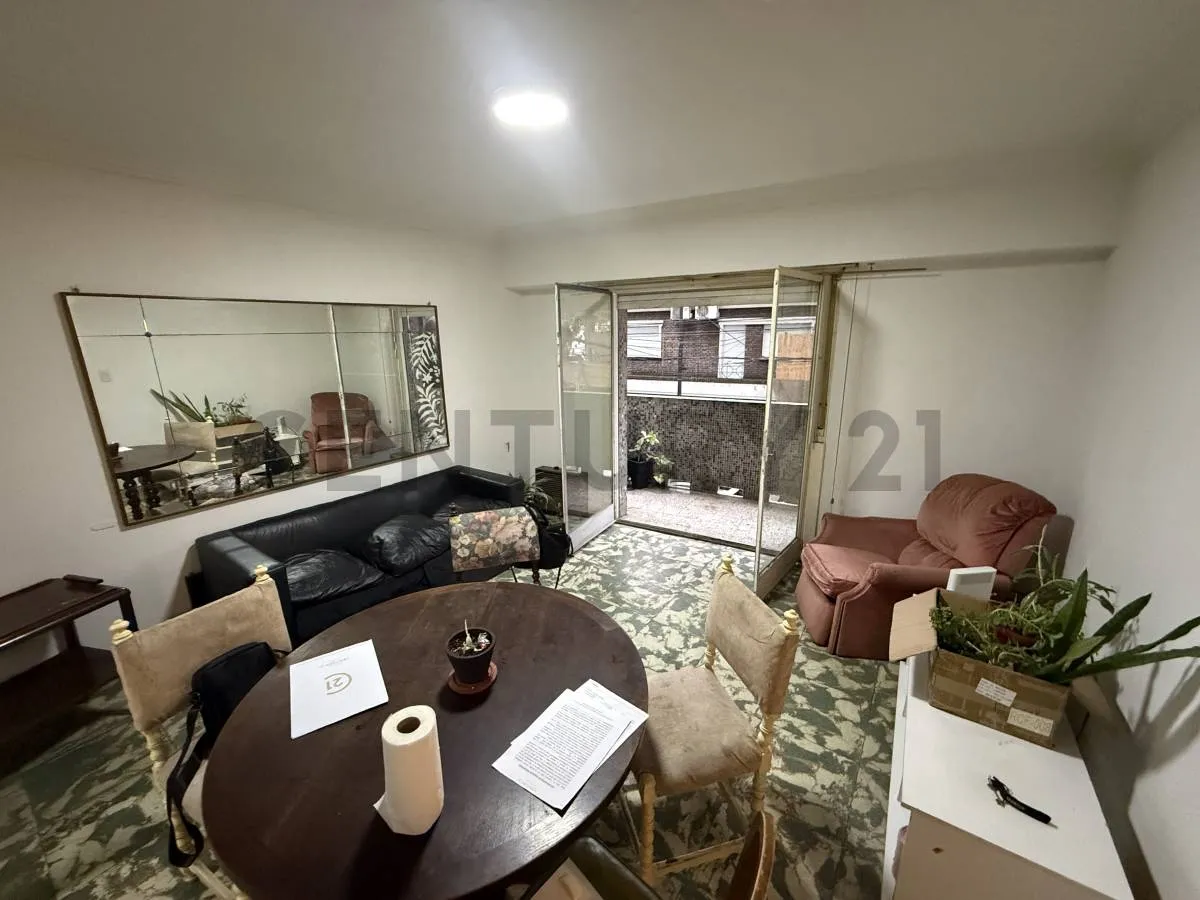 Departamento de 3 ambientes en Almagro con balcón y patio