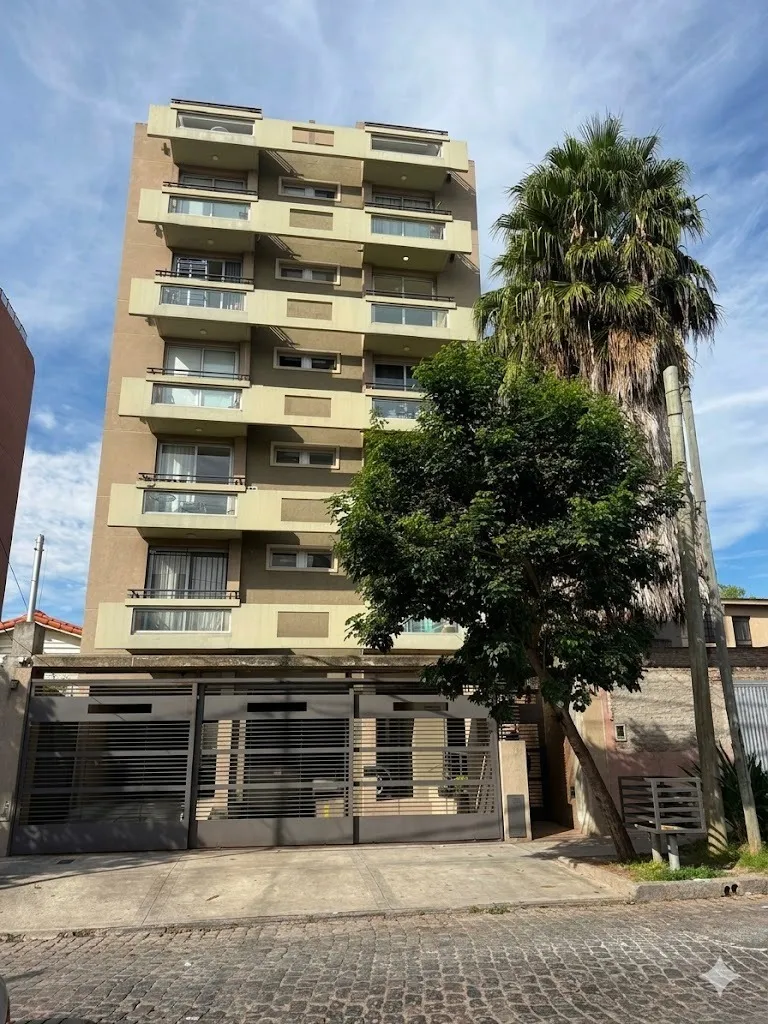 Apartamento de 1 quarto com varanda e garagem em Morón