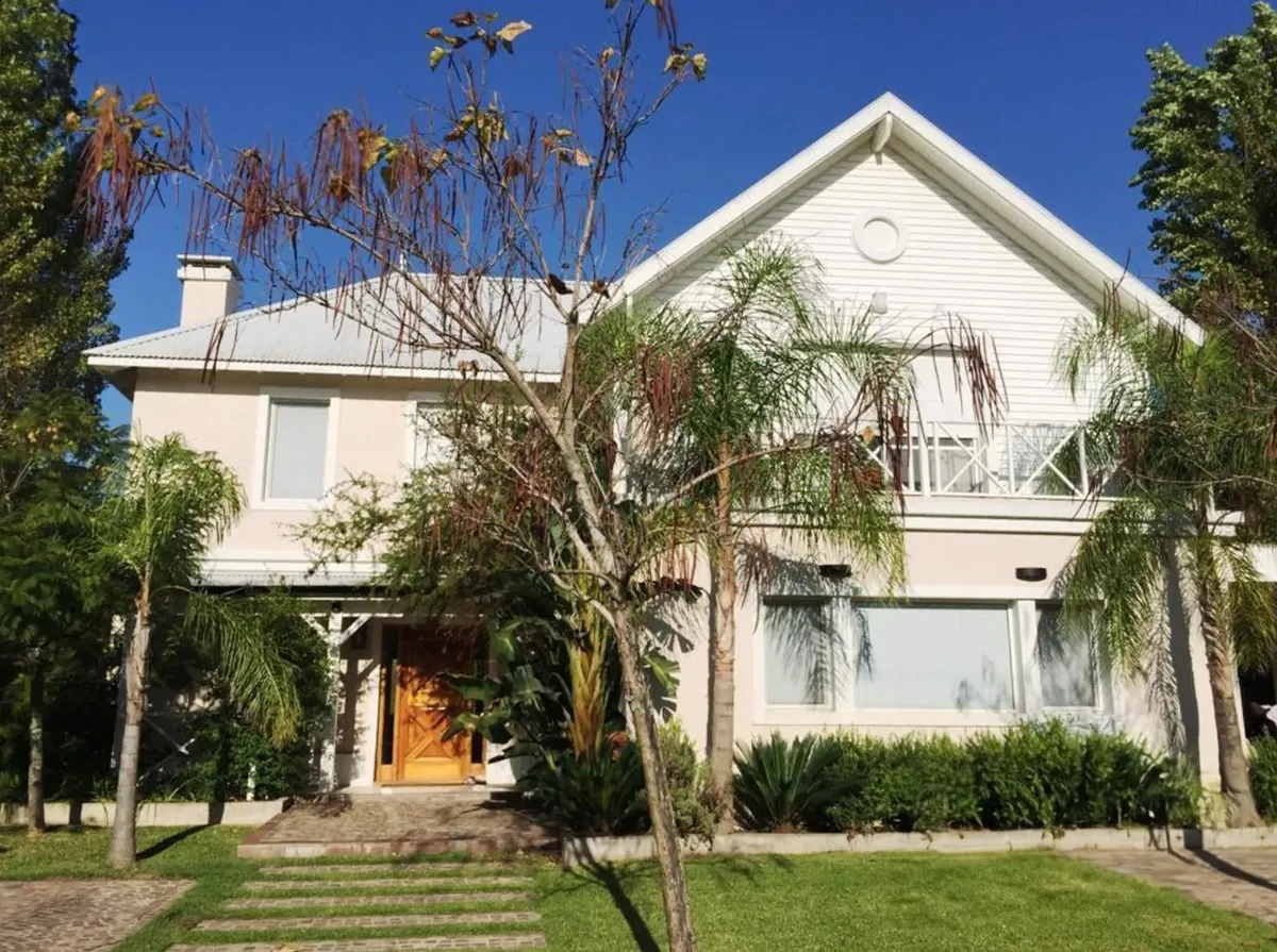 Four-bedroom house with central lake view in Los Castores II, Nordelta