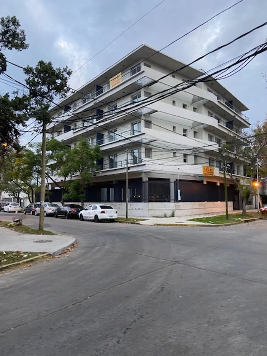 Apartamento de 2 ambientes com vaga de garagem em Tigre