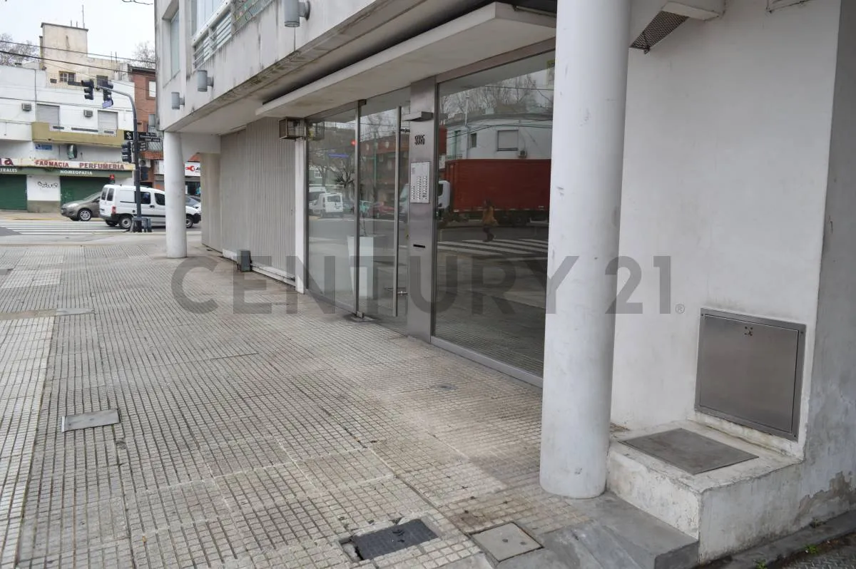 Kitnet com varanda e pátio coberto em Villa Urquiza