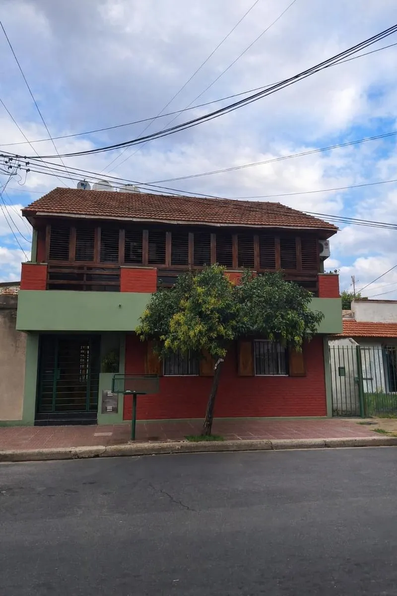 Apartamento de três ambientes no 1º andar em Valentín Alsina