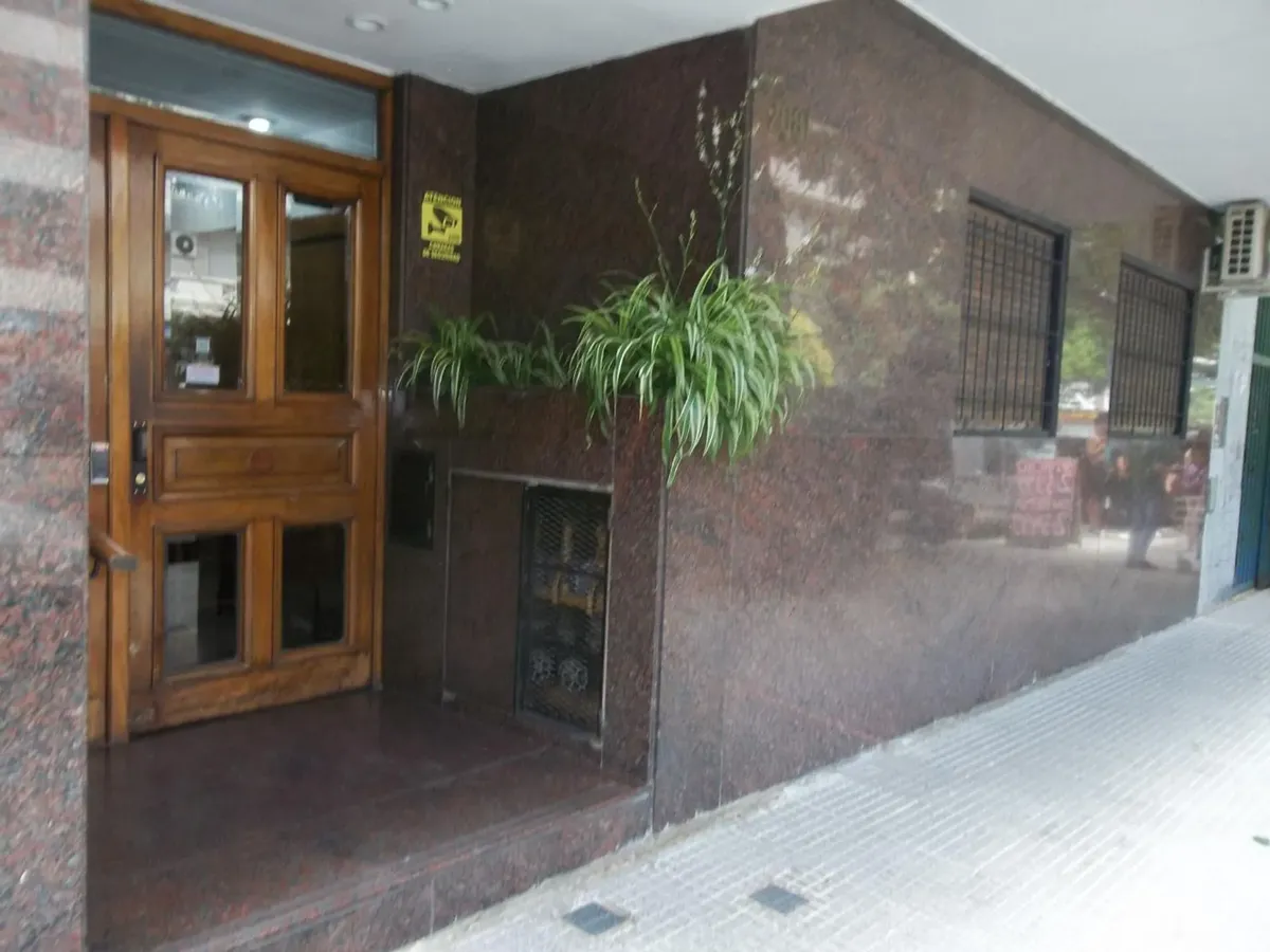 Departamento de 2 ambientes lateral en Flores Norte