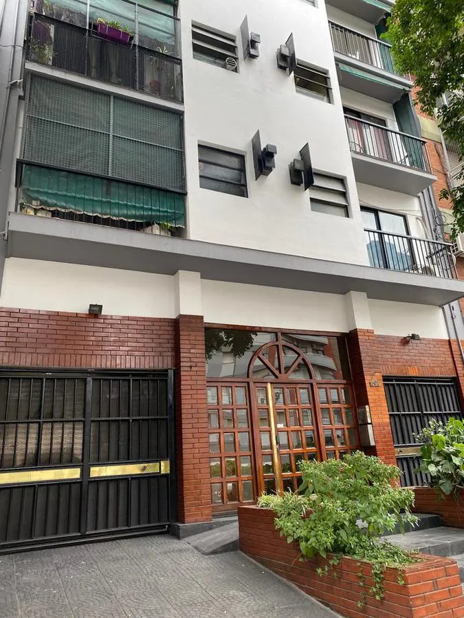 Departamento de 2 ambientes al frente con balcón en Flores