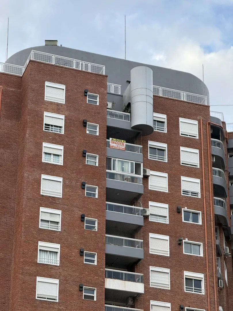 Apartamento de dois ambientes com vaga de garagem coberta em Beccar