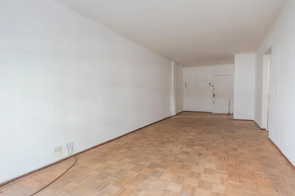 Apartamento de 4 ambientes de frente com estúdio e varanda em Buenos Aires