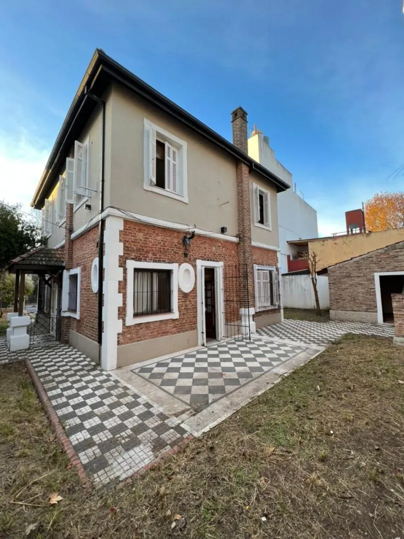 Casa en alquiler de 7 ambientes en Villa Urquiza