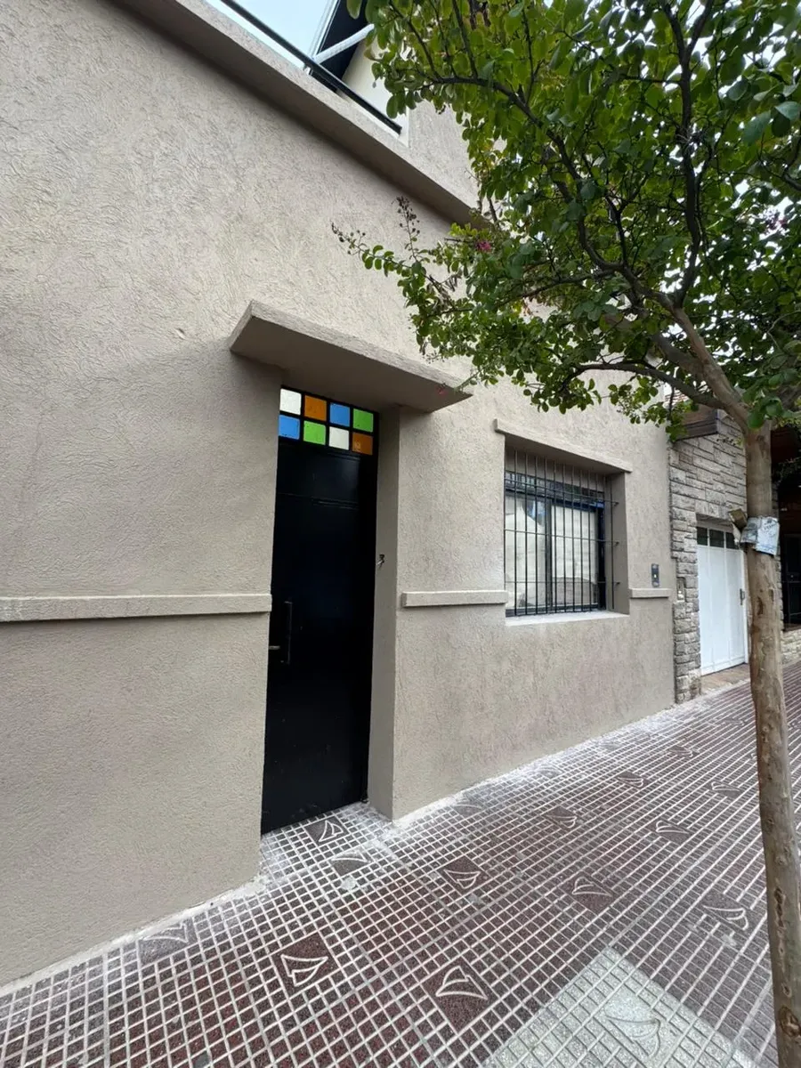 Two-storey ground-floor PH with 1 bedroom in Victoria