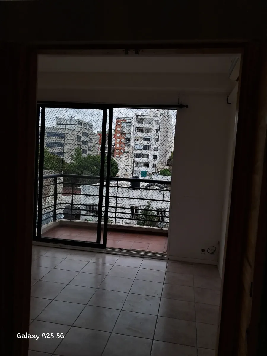 Kitnet com varanda para a rua em Buenos Aires