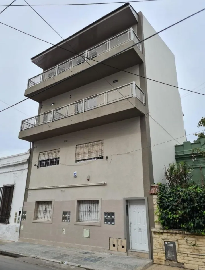 Monoambiente Dividido En Primer Piso Al Frente