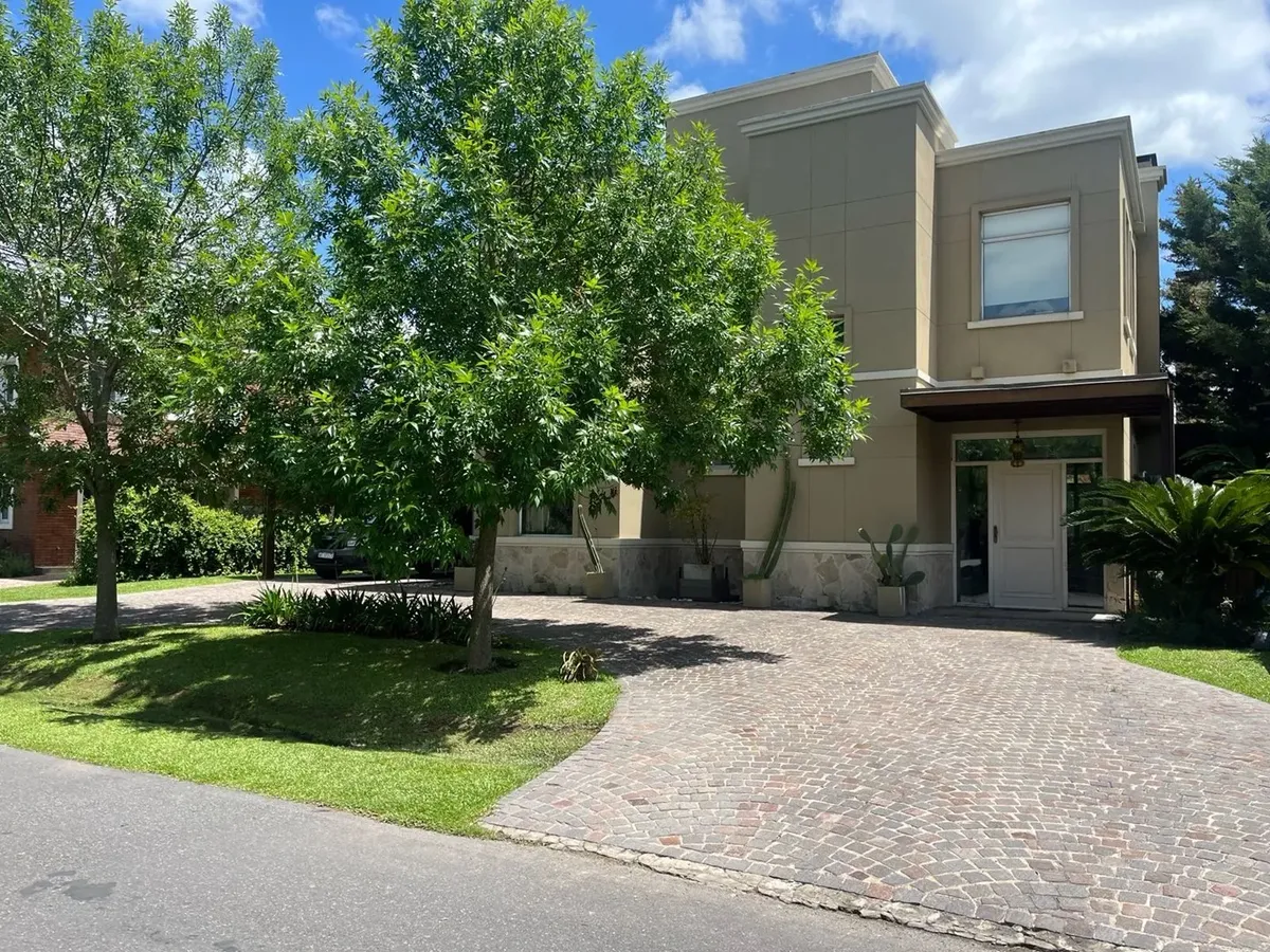 Casa com piscina e churrasqueira
