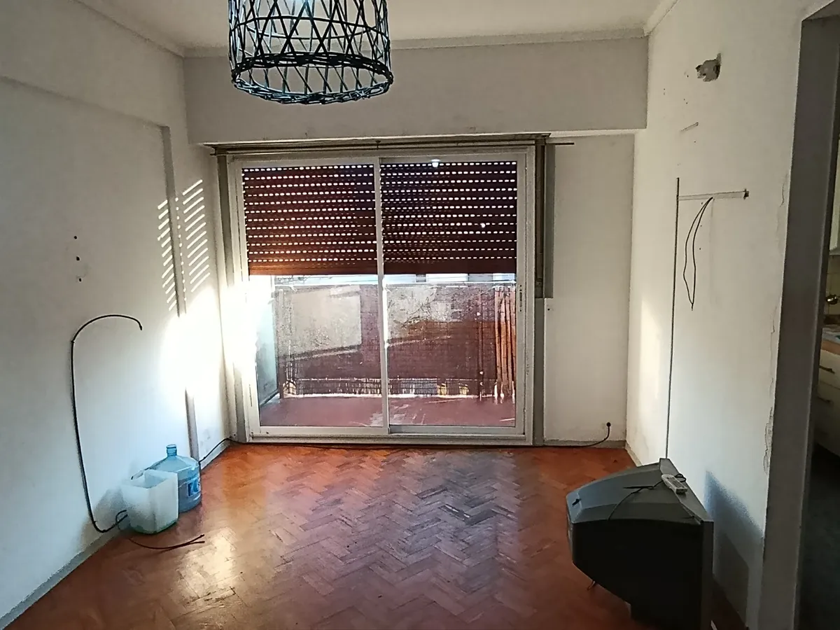 Departamento Al Frente Muy Luminoso, Todos Los Ambientes Dan La Frente De Edificio, Cuenta Con Puerta Blindada De Alta Seguridad