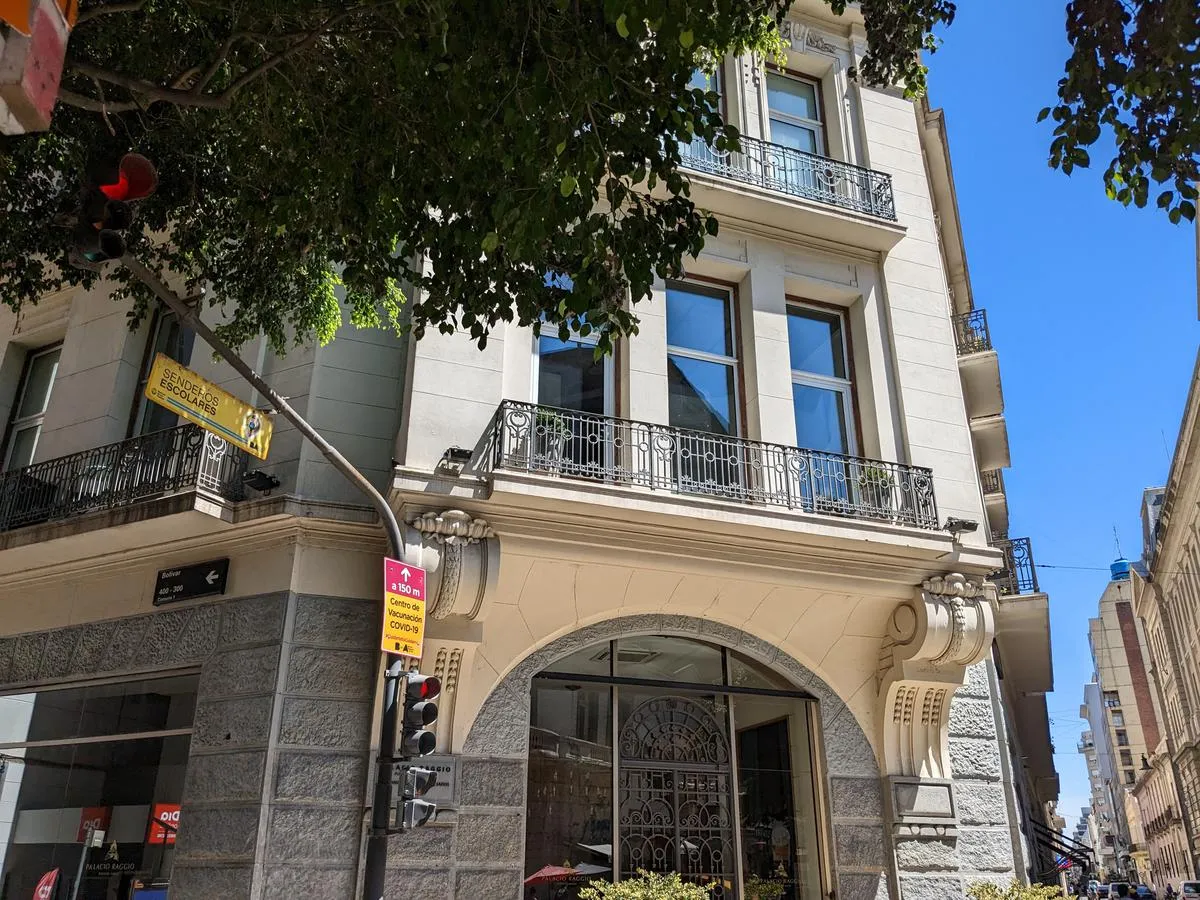 Departamento de 3 ambientes con balcón en Monserrat