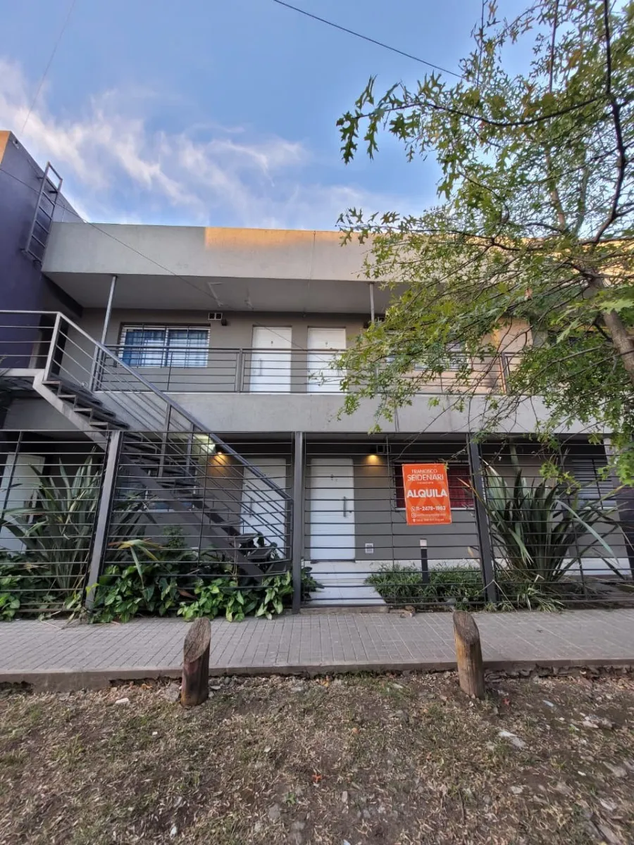 Apartamento de dois ambientes com varanda em José C. Paz