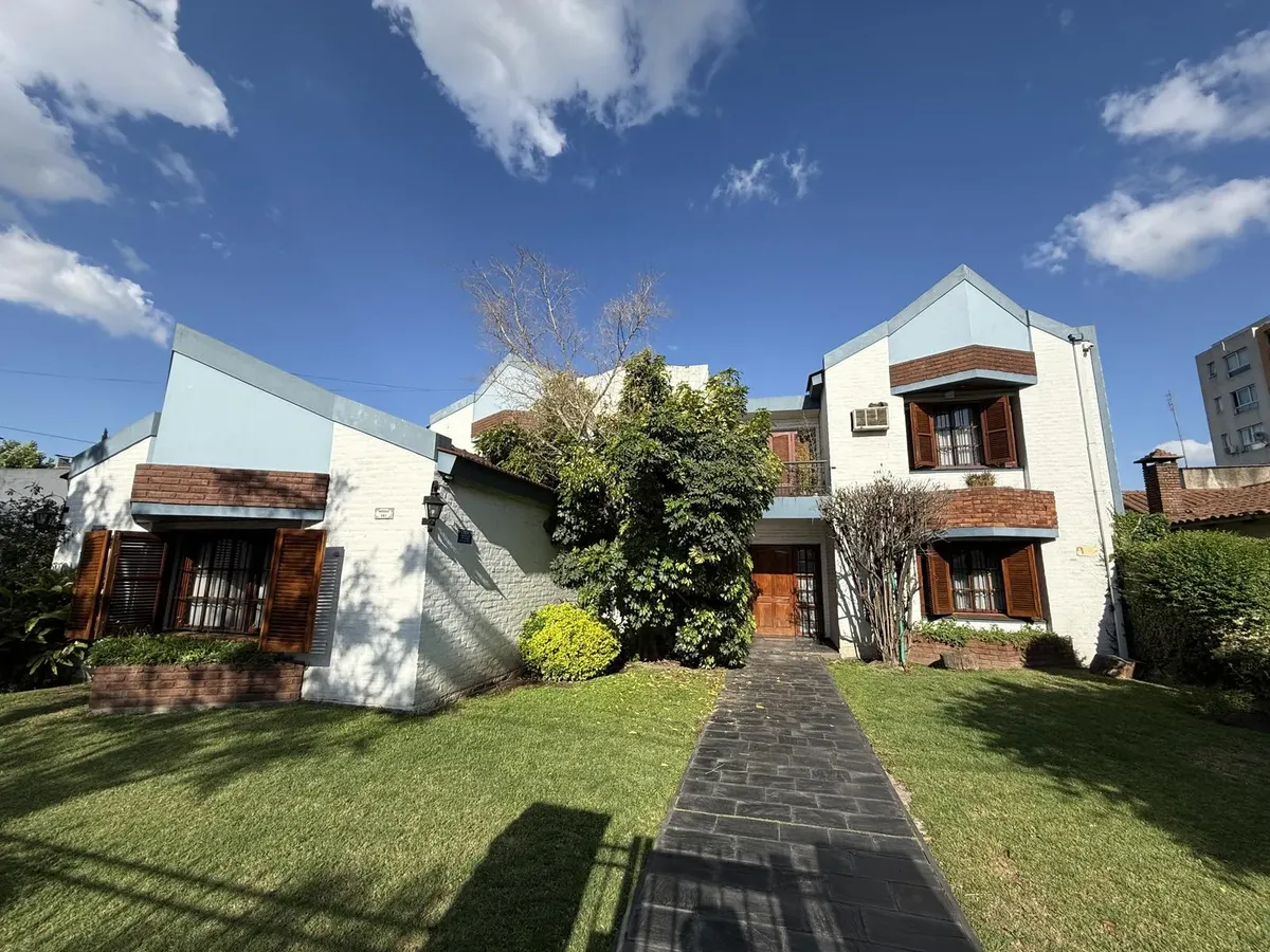 En Venta Y Alquiler | Importante Propiedad De Categoria En Moreno Centro Con Amplio Parque, Piscina, Quincho, Playroom Y Mas | Moreno Centro (lado Norte)