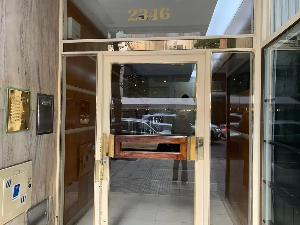 Departamento Muy Bien Ubicado En Belgrano A50 Metros De Av Cabildo Y Del Subte D. Estación Jose Hernández . Por Ser Contra Frente Es Silencioso Y Luminoso. Aire Acondicionado . Internet