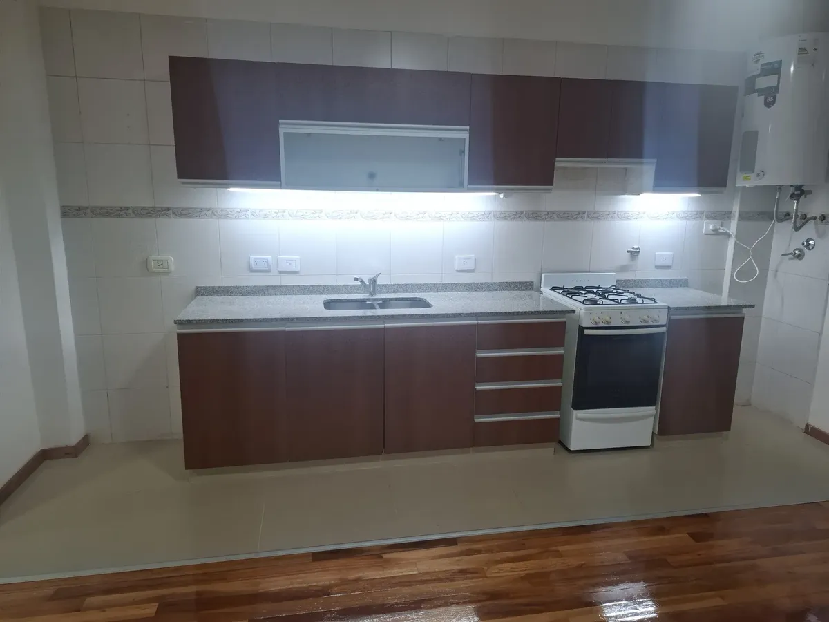 Impecable Semipiso De 2 Ambientes Con Amplio Patio Y Piso De Madera Entablonado