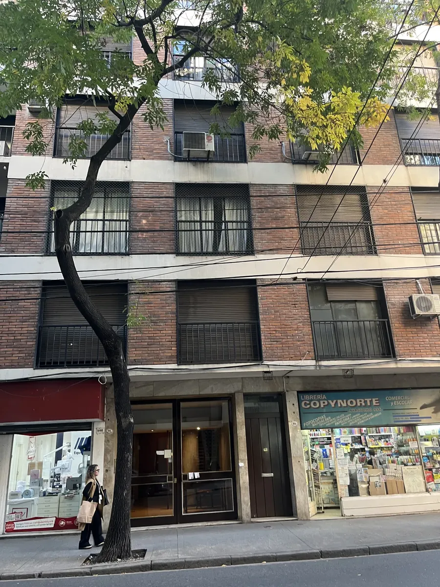 Departamento Con Palier Privado Apto Profesional,living Y Comedor ,comedor Diario, Tres Dormitorios, Lavadero, Baulera ,balcón Todo Al Frente , Recién Pintado Servicios Centrales Opcional Cochera Fija