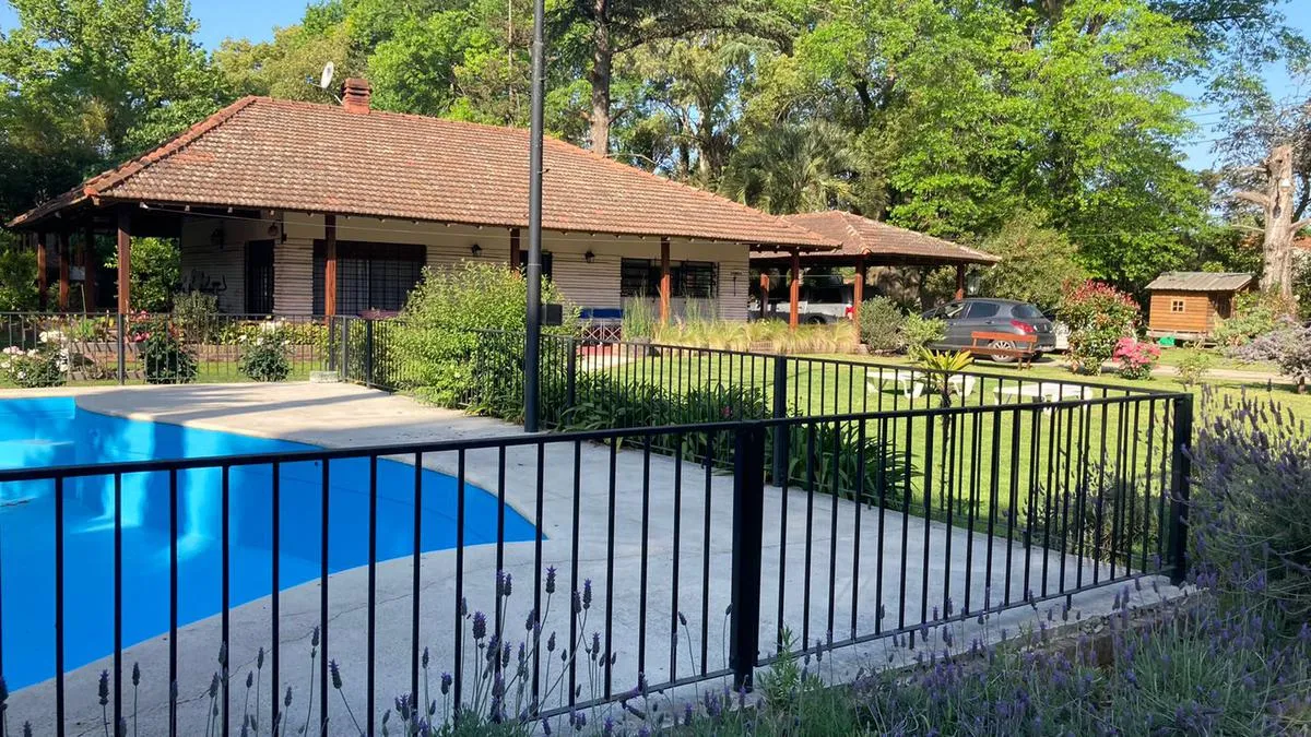 Casa de campo com piscina e churrasqueira