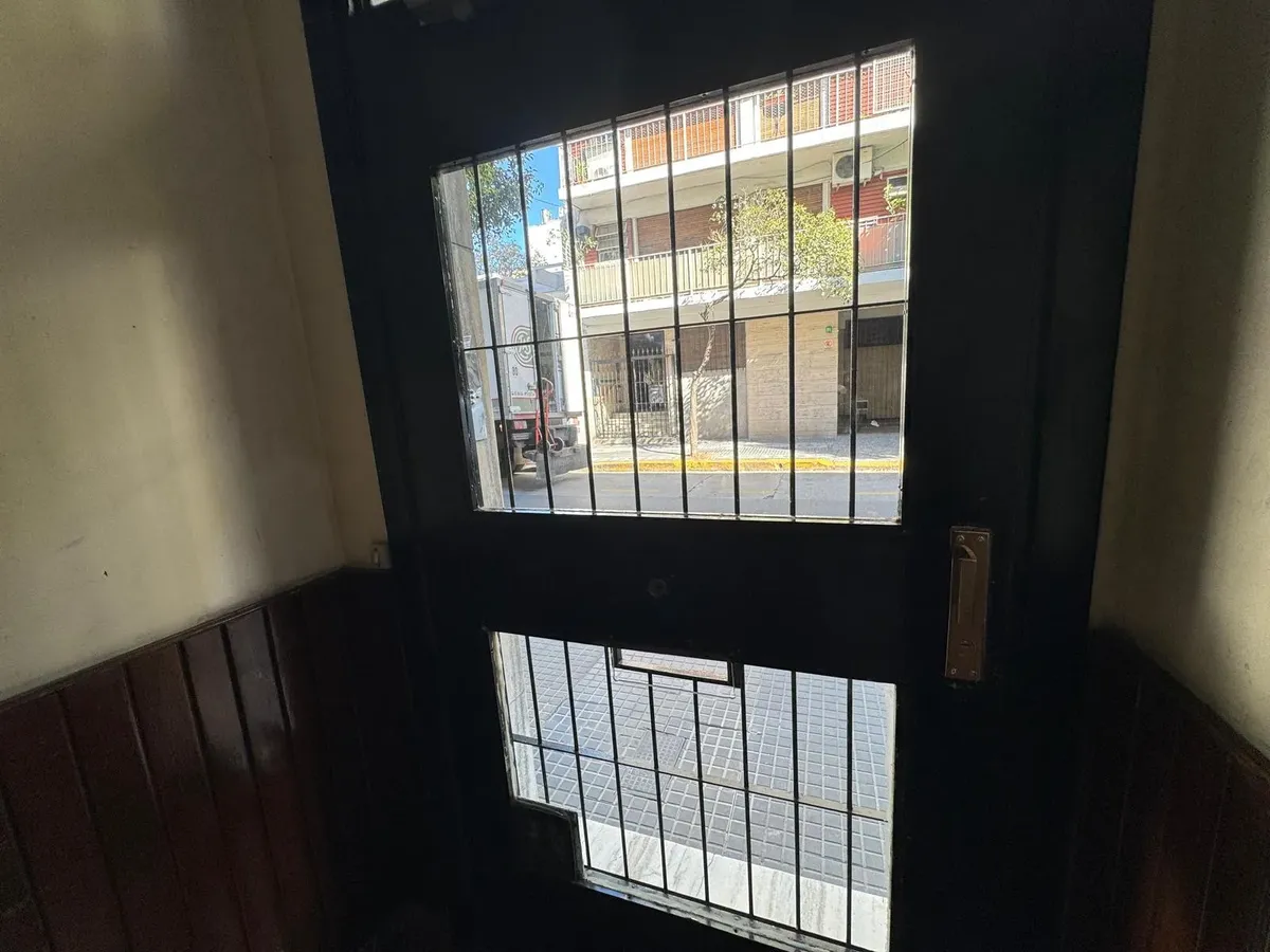 Departamento De 2 Ambientes Con Terraza Propia. Monserrat