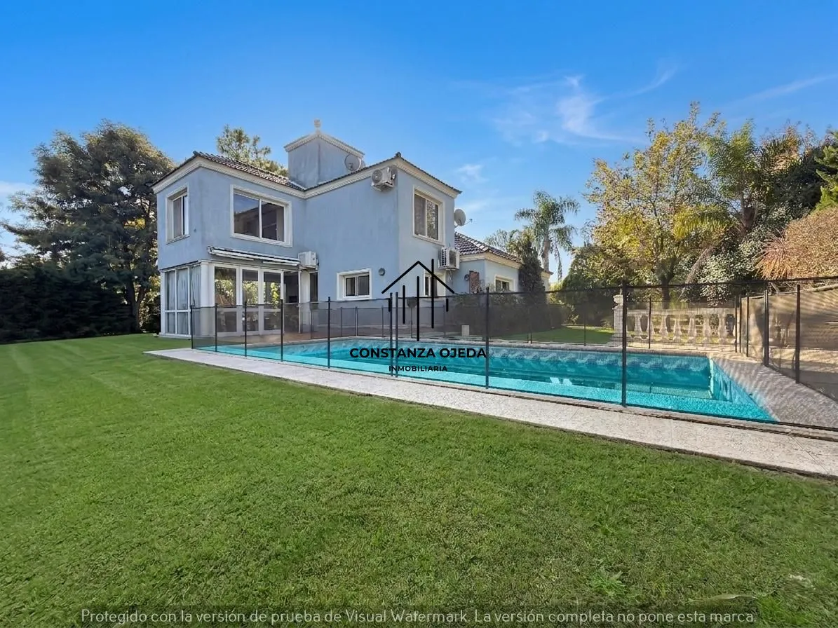 Four-bedroom house in Barrio Privado Santa Ana, Moreno