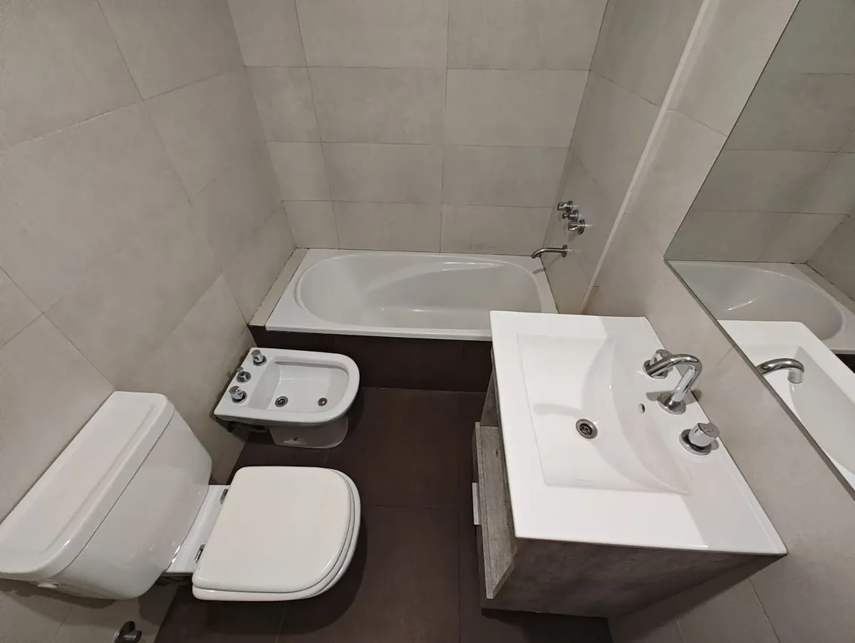 Hermoso Monoambiente En Impecable Estado. Cocina Integrada. Balcón Al Lateral. Recien Pintado. Tiene Aa Frio / Calor. A 2 Cuadras De Corrientes Y Juan B Justo Con Muchísimos Medios De Transporte