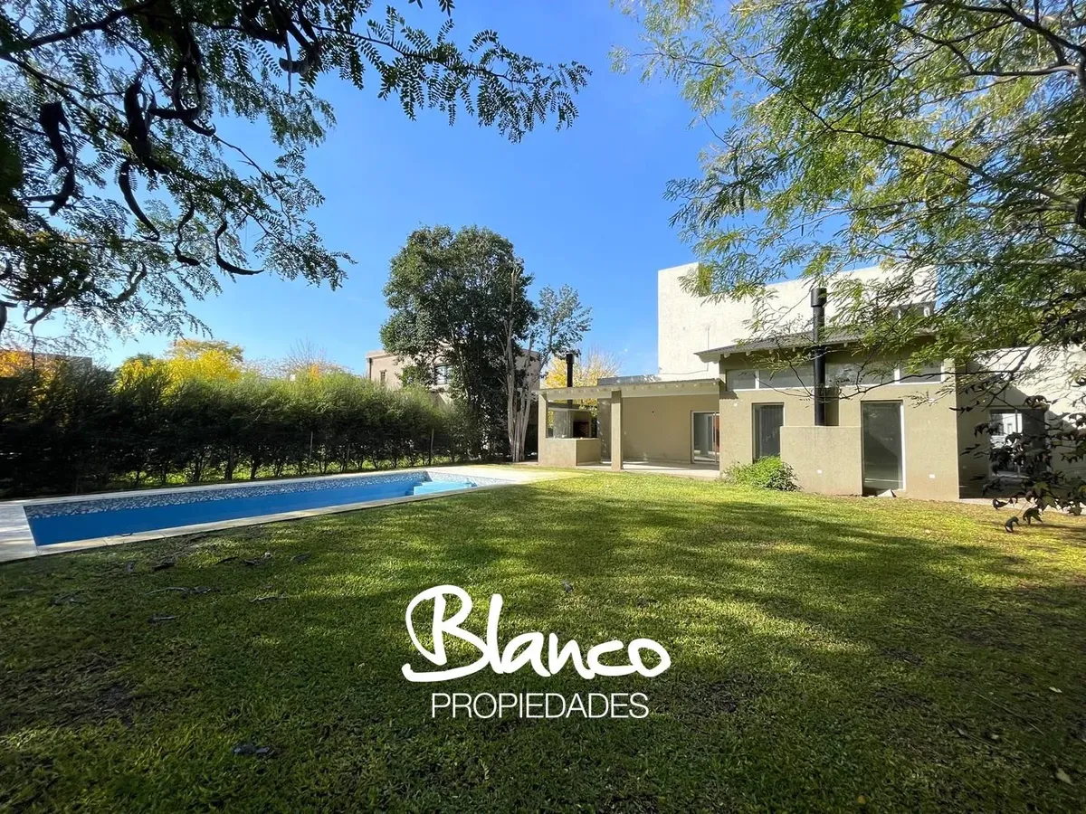 Casa com piscina e churrasqueira