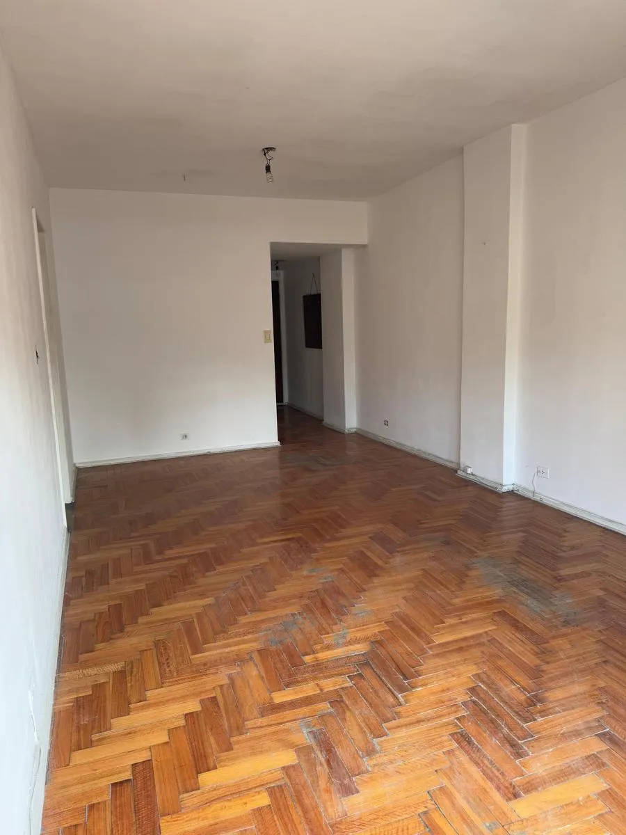 Apartamento de três dormitórios em Flores