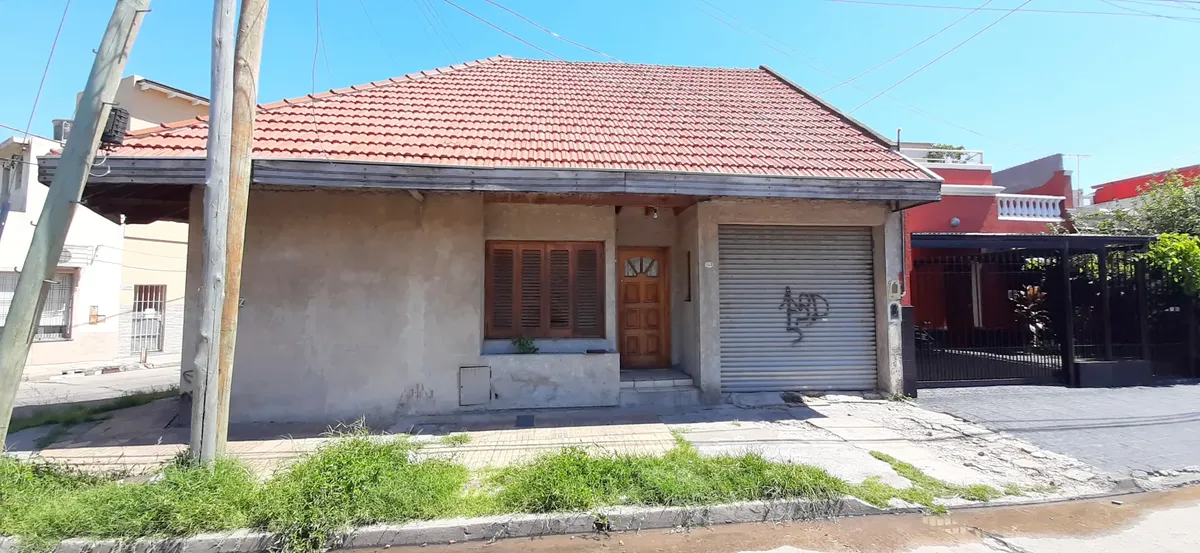 Four-bedroom house-like apartment in Lanús Oeste