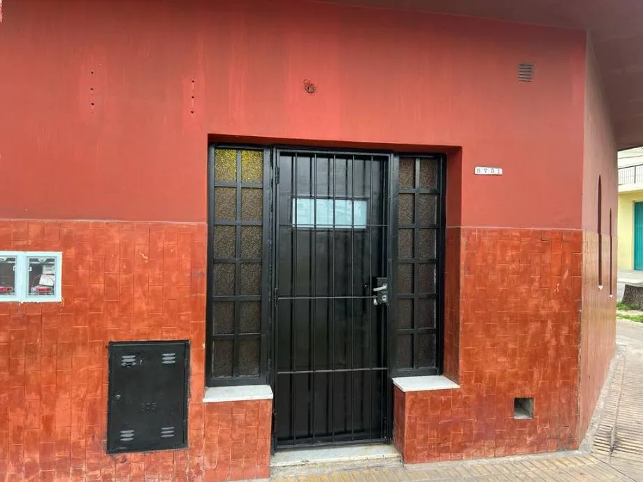 Front-facing one-bedroom apartment in Loma Hermosa