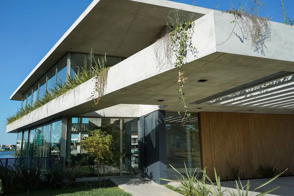 Casa com pé-direito duplo e piscina
