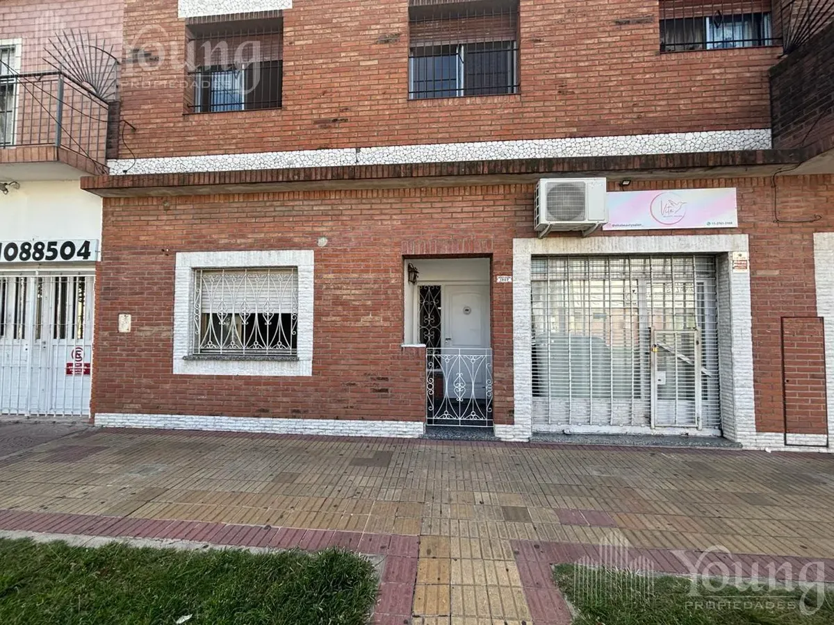 Esquina con 2 locales y 2 dormitorios