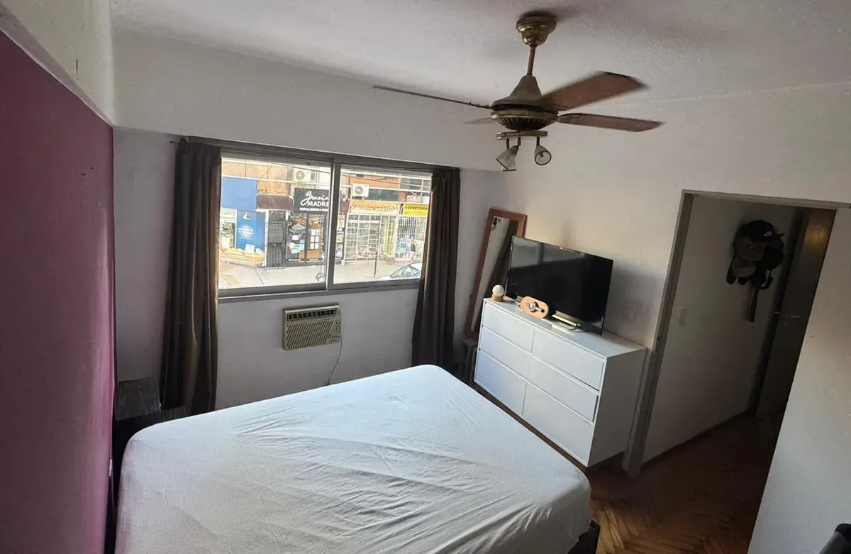 Apartamento de 2 ambientes com varanda em Coghlan