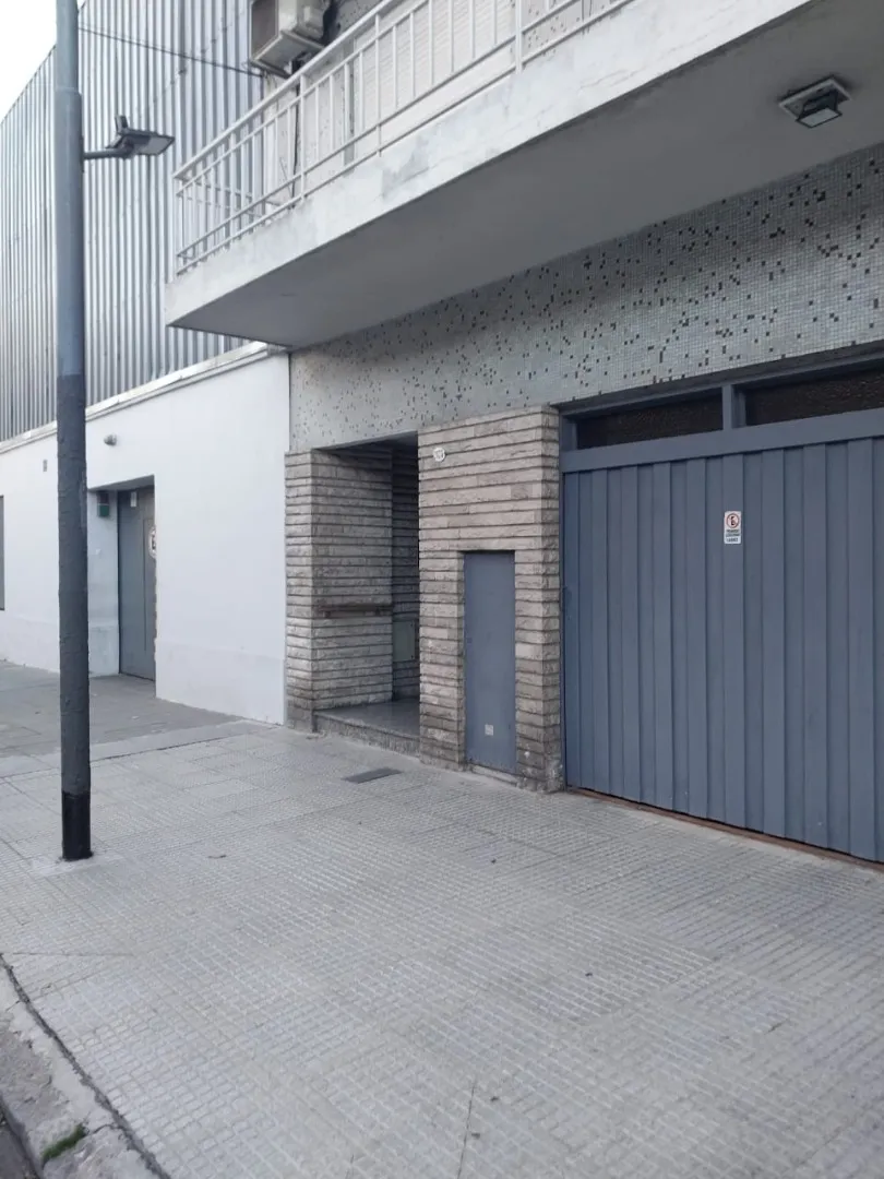 Amplio Y Luminoso Depto De 3 Ambientes Con Balcón Y Cochera